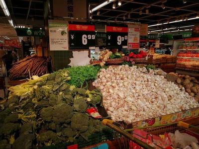 興高采烈進(jìn)南寧農(nóng)副產(chǎn)品平價(jià)專營(yíng)區(qū)，一看價(jià)格讓人哭笑不得